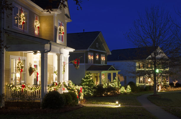 为圣诞节晚上装饰的房屋外观。图片下载