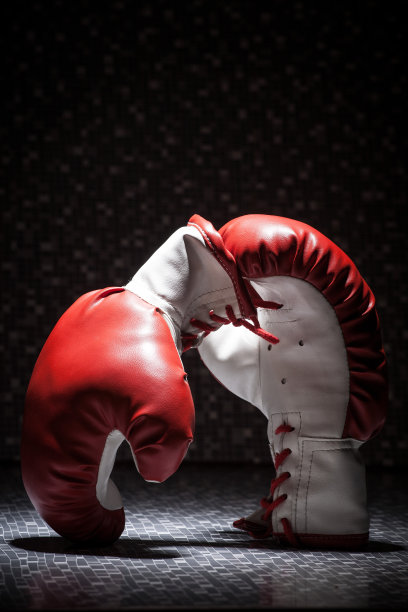 黑色背景上的红色拳击手套图片下载