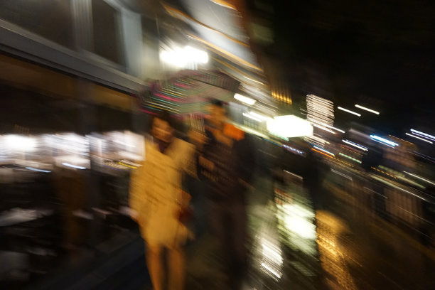 雨中模糊的情侣图片下载