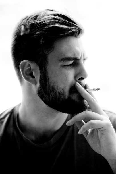 有胡子的吸烟者图片下载