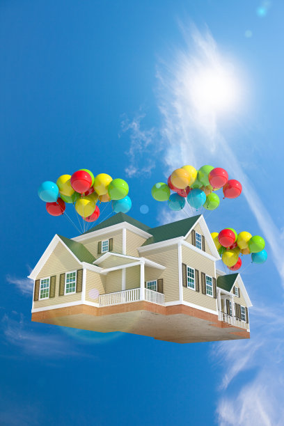 在天空中放飞气球，带着阳光回家图片下载