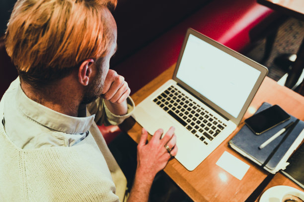 一个成年人在咖啡馆里用笔记本电脑工作图片下载