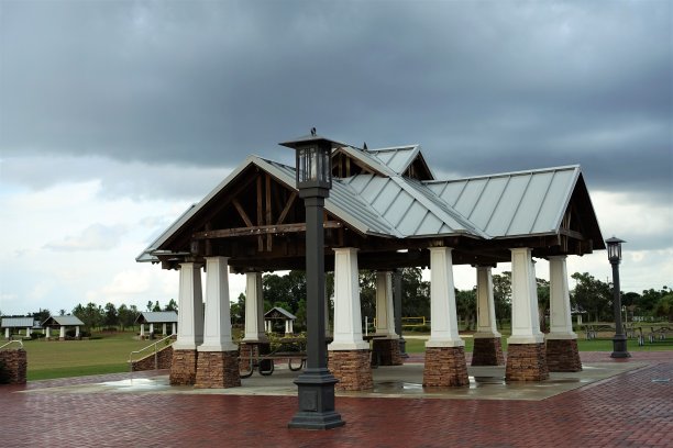 雨天阴天的野餐亭图片下载