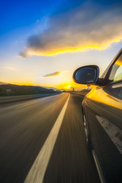 背景模糊的道路上的汽车图片下载