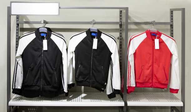 商店里展示的运动服上衣图片下载