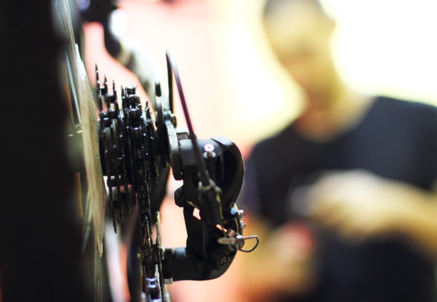 修理一辆自行车图片下载