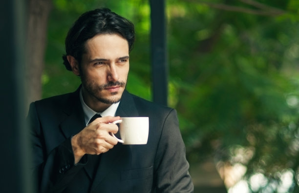 他喜欢早上第一次喝咖啡。图片下载