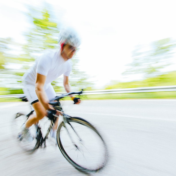 骑自行车的人在乡村公路上图片下载