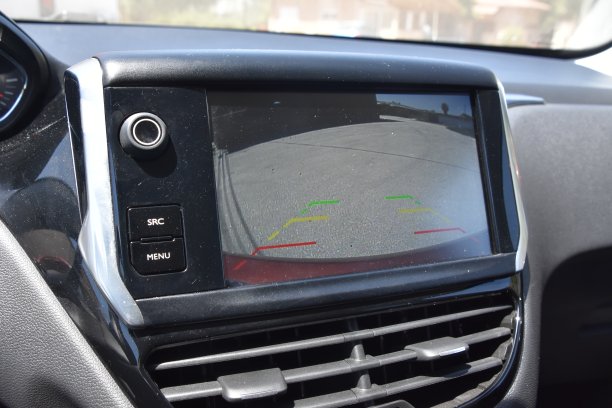 车辆倒车摄像头显示在仪表盘上图片下载