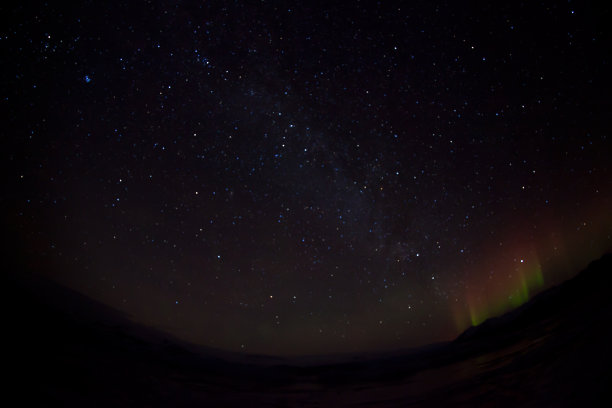 满是星星和北极星的天空图片下载
