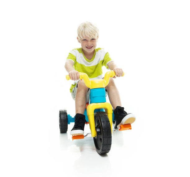 微笑的小男孩骑着三轮车图片下载