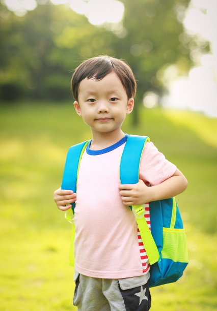 中国上学的小男孩图片下载