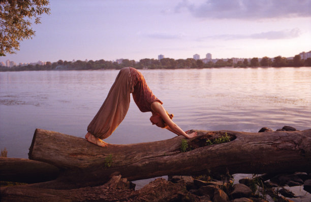 在河边做瑜伽的女人图片下载