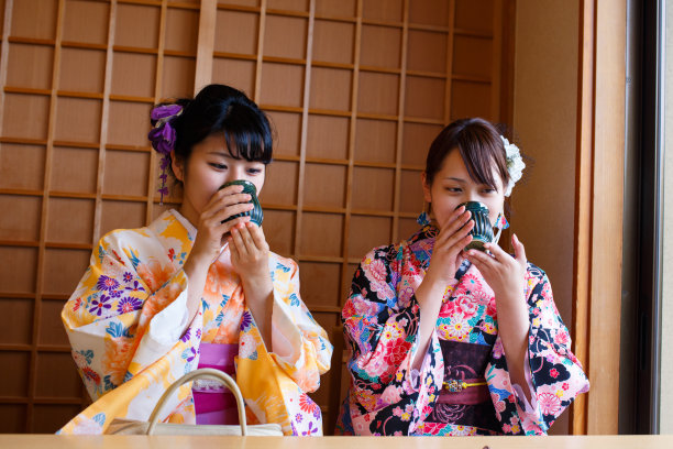 年轻的和服少女在喝日本茶图片下载