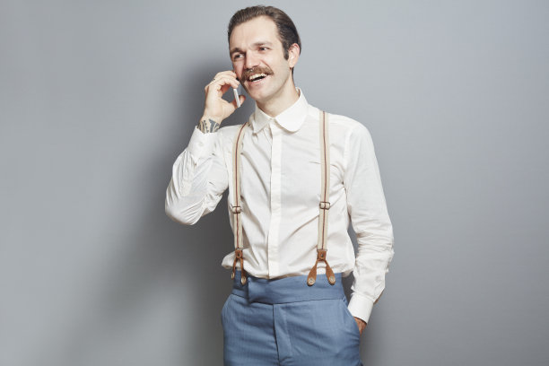 年轻潮男用手机说话图片下载