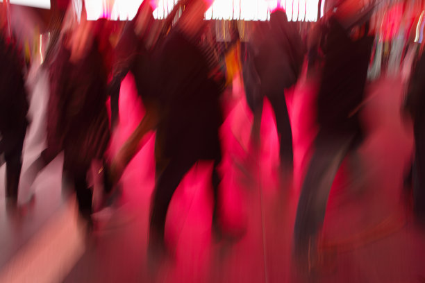 模糊的人在纽约时代广场长时间曝光图片下载