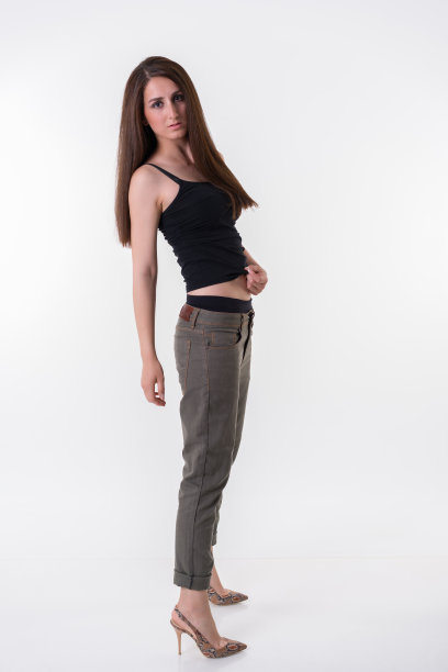 美丽的女孩在白色的背景下摆姿势图片下载