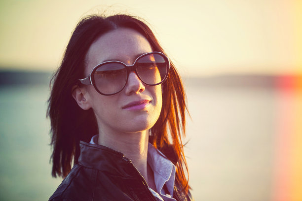 日落时分，海边的年轻女子图片下载