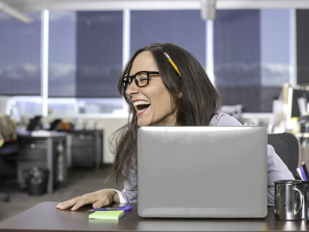 笑着戴眼镜的女人图片下载