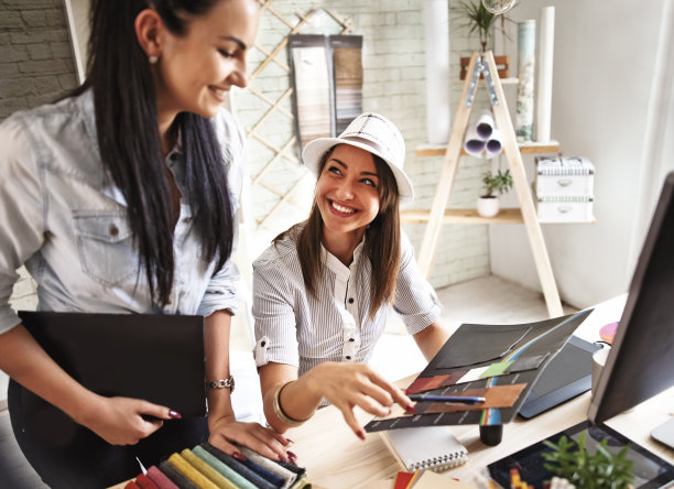 年轻的女设计师在办公室图片下载