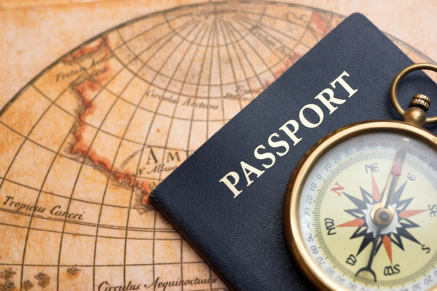美国护照，指南针，世界地图照片和复制空间图片下载