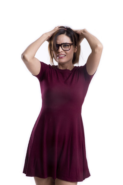 一个看起来很生气的年轻女人的照片图片下载