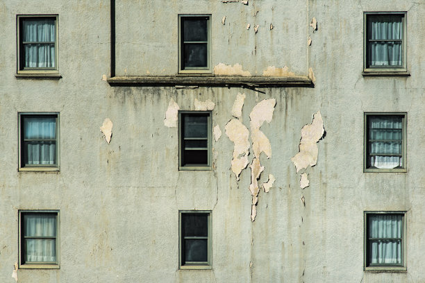 破旧的公寓建筑细节图片下载