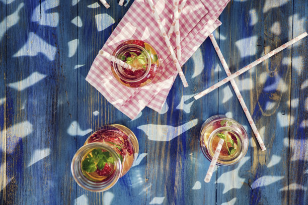 加入新鲜树莓，柠檬，石榴和薄荷图片下载