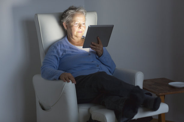 老年人放松与数字平板电脑图片下载
