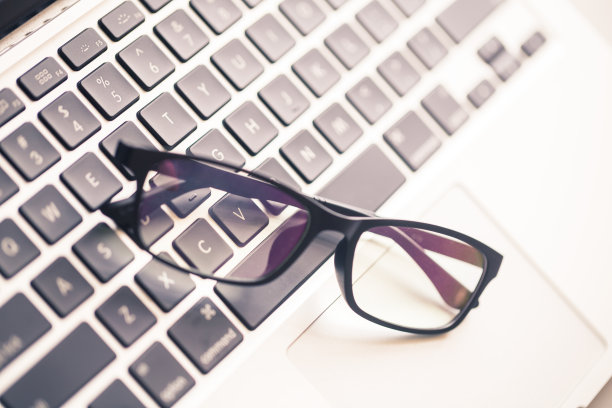 带眼镜的电脑键盘图片下载