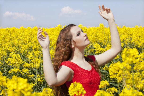 油菜地里的快乐女人图片下载