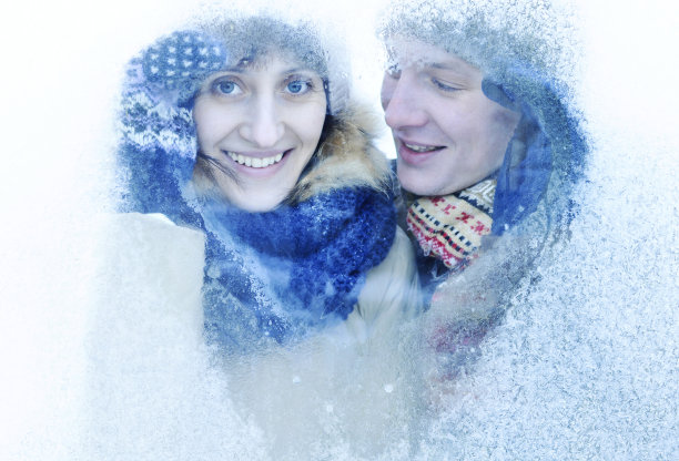 幸福的情侣透过一个剪影的心图片下载