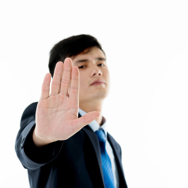 年轻的商人在白色背景下展示了STOP图片下载