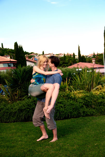 年轻夫妇在夏天的时候玩得很开心图片下载