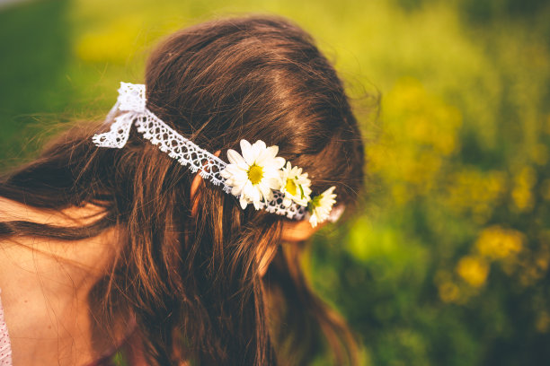 她头上戴着雏菊花环!图片下载