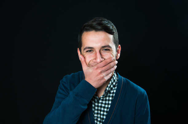 震惊的年轻人捂住嘴图片下载