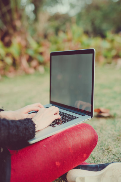 女性在户外使用笔记本电脑图片下载