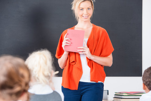 老师在教室里布置作业图片下载