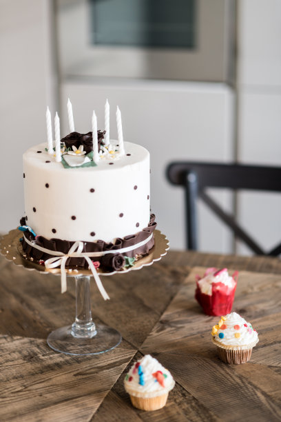 优雅的生日宴会设置与蛋糕图片下载