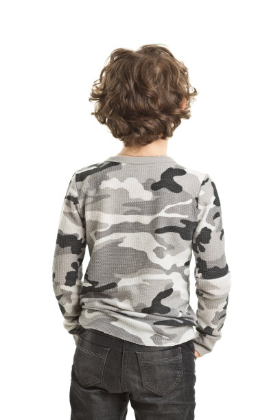 穿着t恤的7岁男孩图片下载