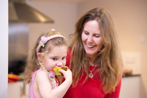 小女孩吃着纸杯蛋糕/仙女蛋糕图片下载