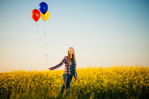 田野里随便女人拿着气球的复古形象图片下载