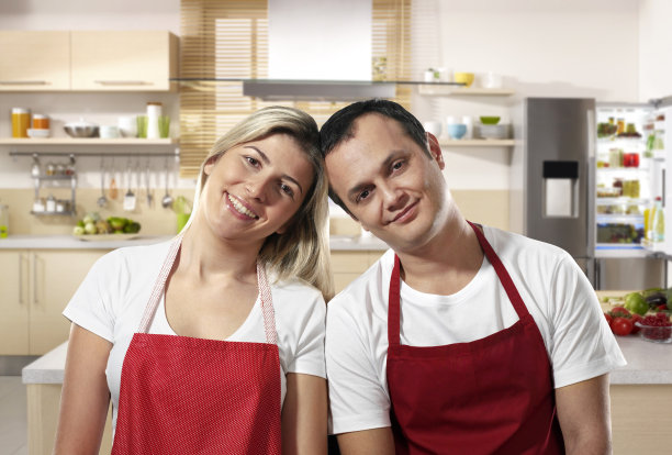 厨房里的年轻夫妇图片下载