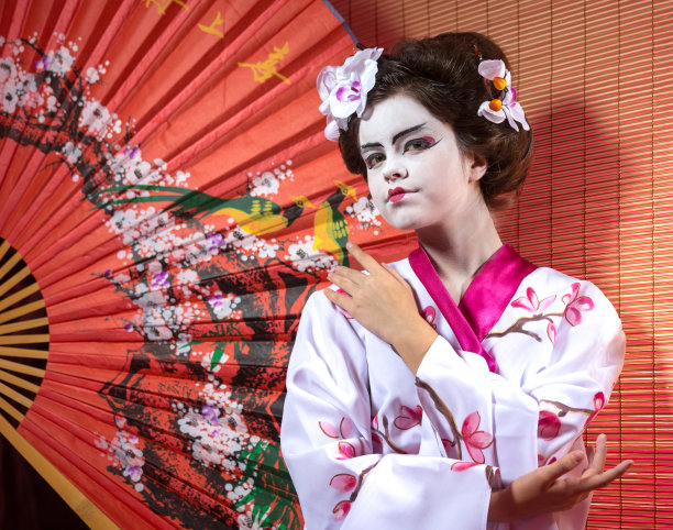 穿着日本传统和服的漂亮女孩图片下载