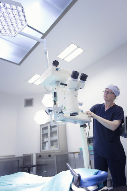 护士控制显微镜图片下载