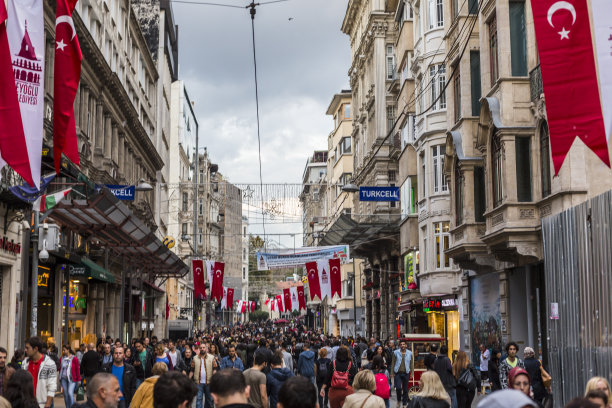 伊斯坦布尔伊斯提卡尔大道上的人群图片下载
