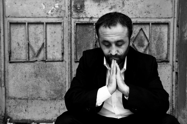 沉思的男人图片下载