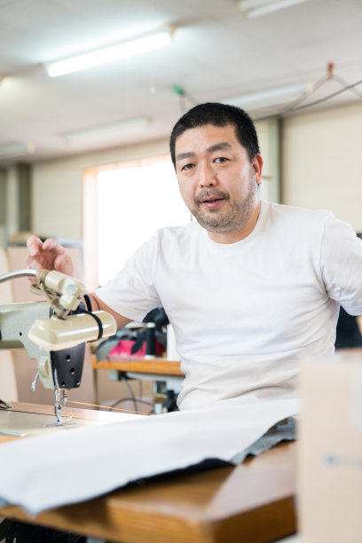 传统手工缝制牛仔牛仔裤的方法图片下载