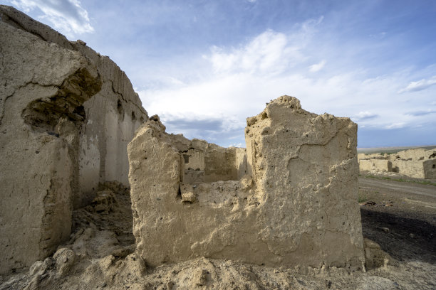 山谷中被拆毁的旧房子成了废墟图片下载