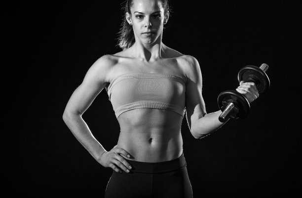 年轻的健身女性与重量图片下载